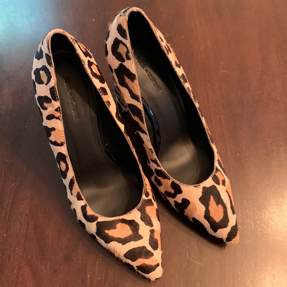 Pour La Victoire 8 calf fur leopard heels